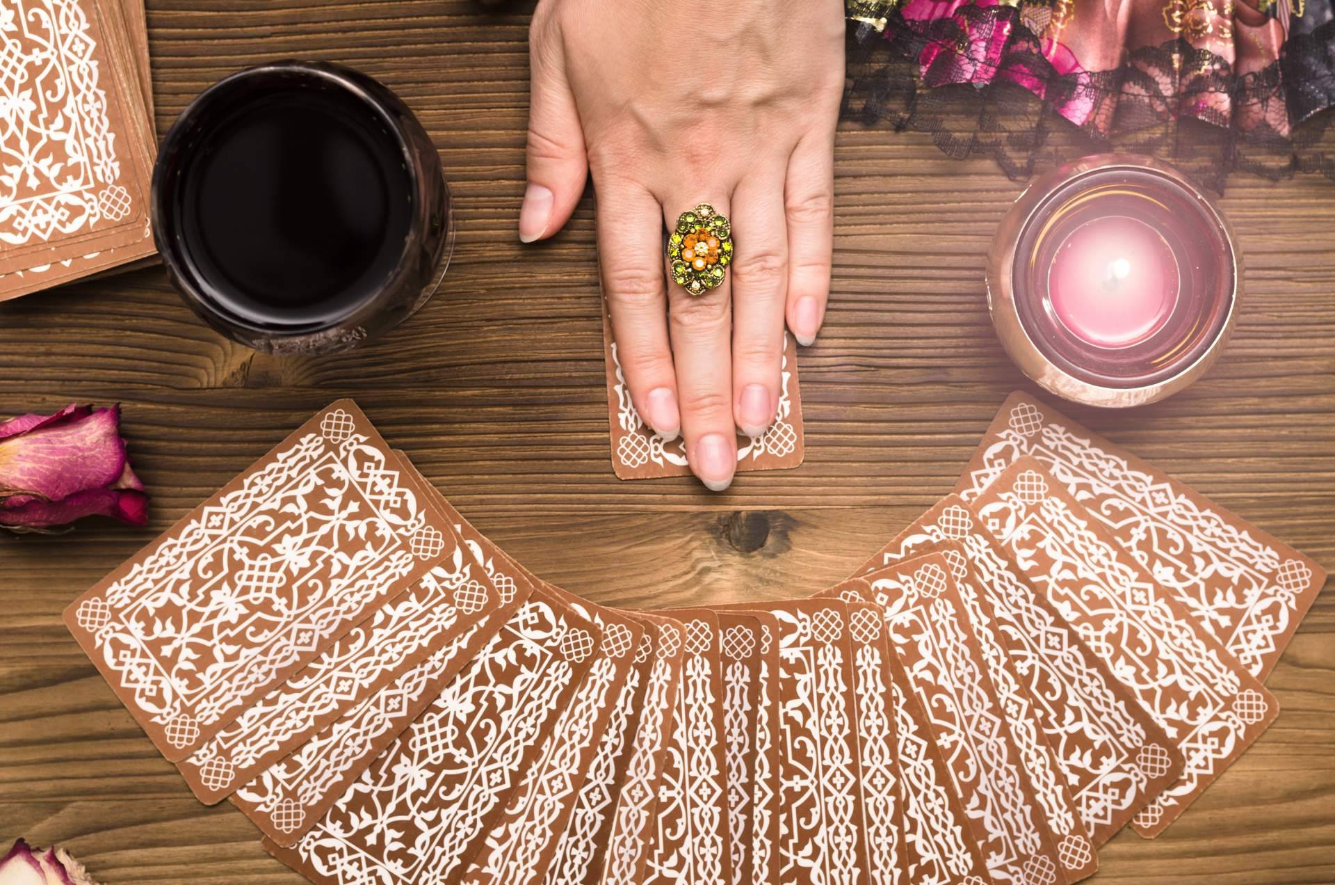 Universo del Tarot: videntes verdaderas, buenas y económicas que atienden las 24 horas del día