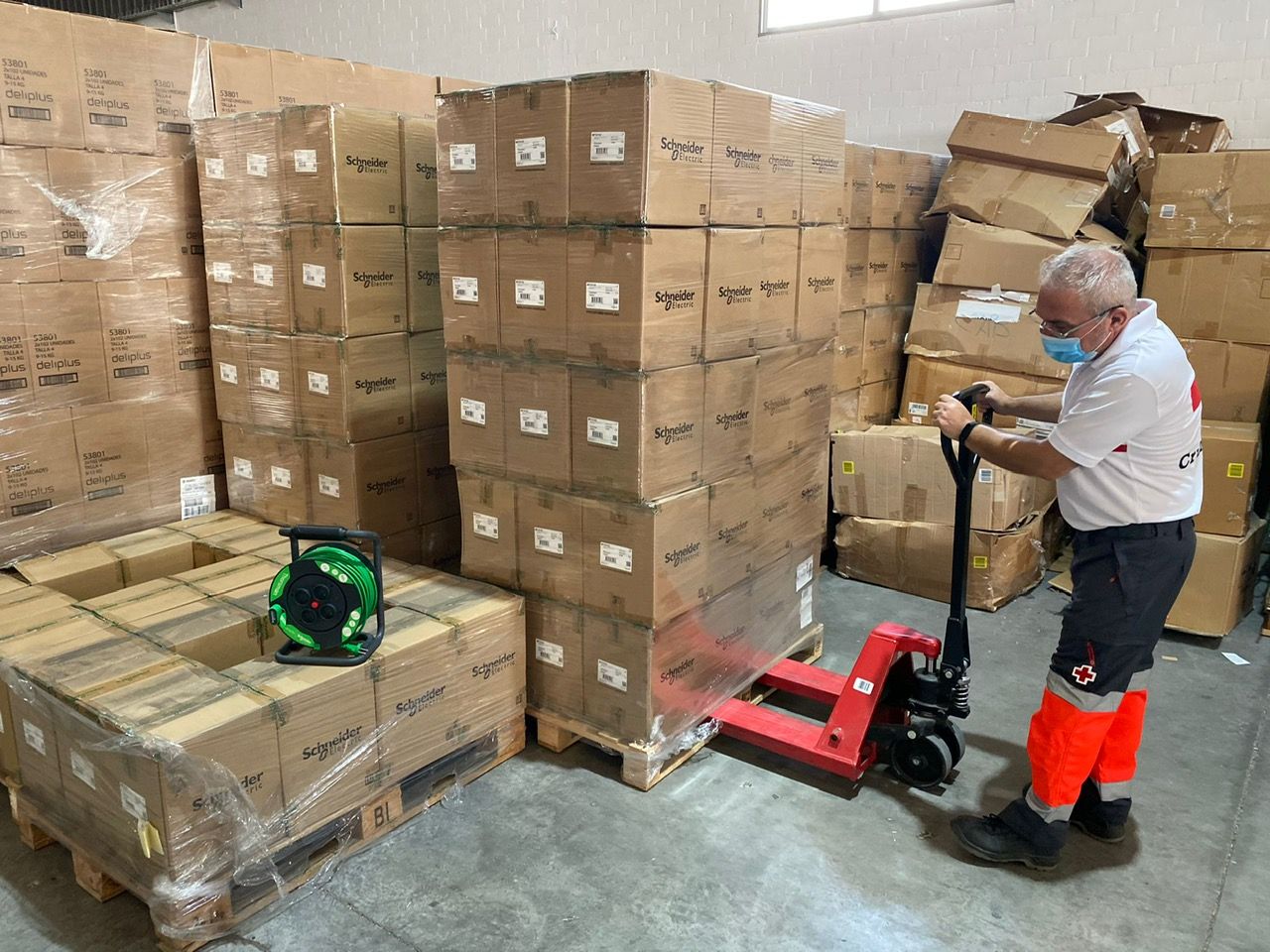 Schneider Electric dona 24.000 kg de producto a través de AMBIPLACE a diversas ONG y centros educativos