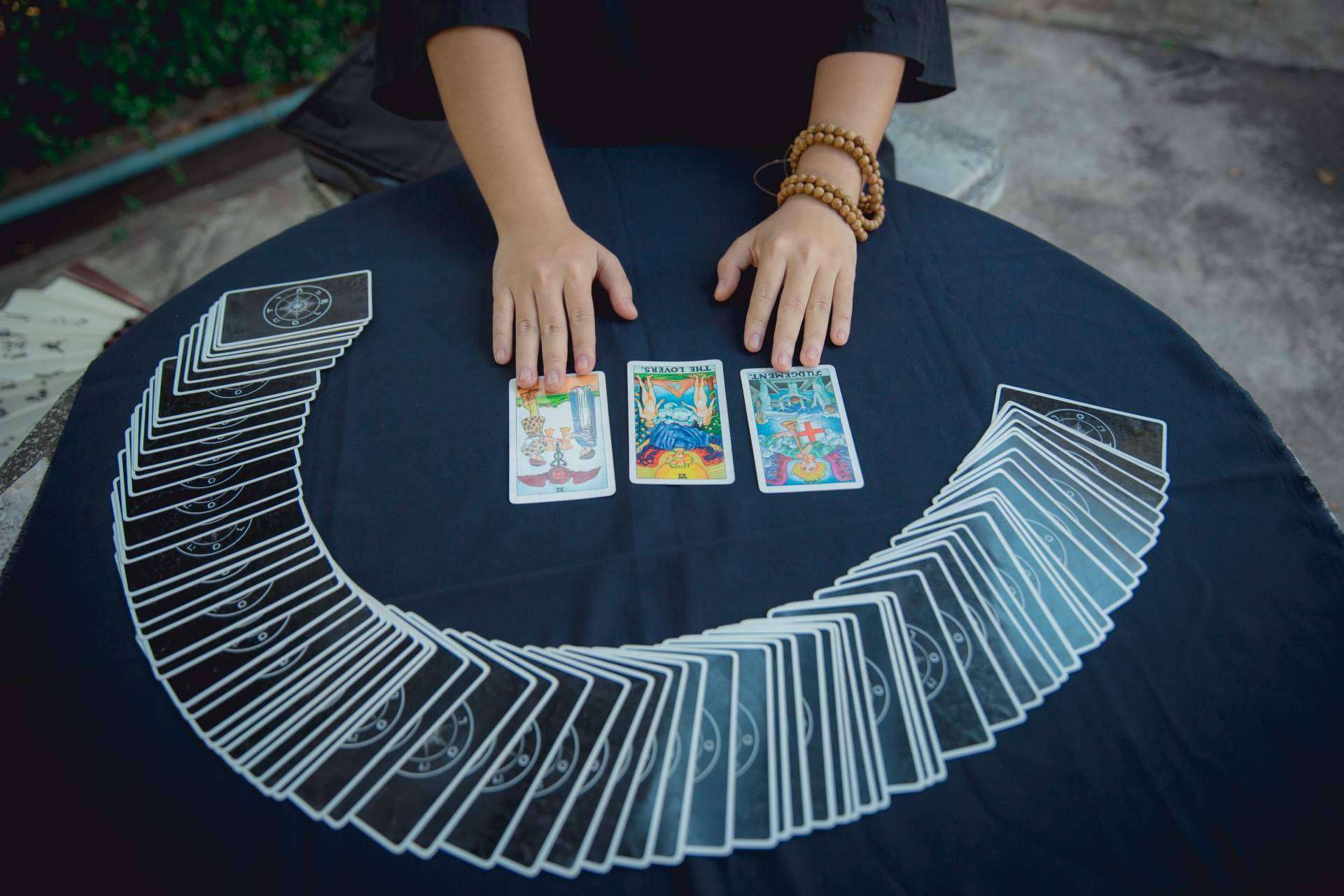Las respuestas del Tarot de Luz María: ¿Cómo me va a ir en el amor según mi horóscopo?