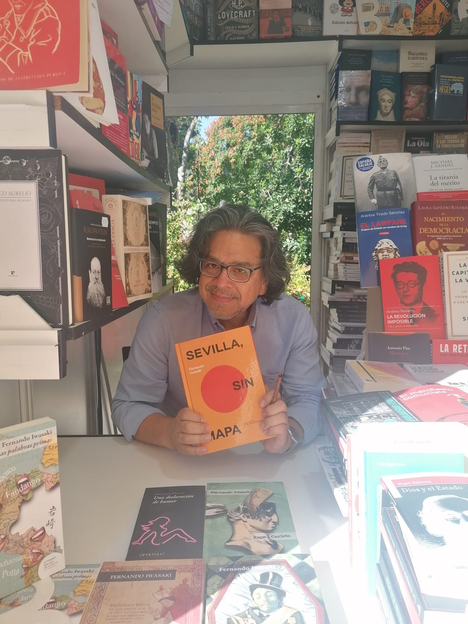 El escritor Fernando Iwasaki publica "Sevilla, sin mapa", una "nueva cartografía de la capital hispalense"