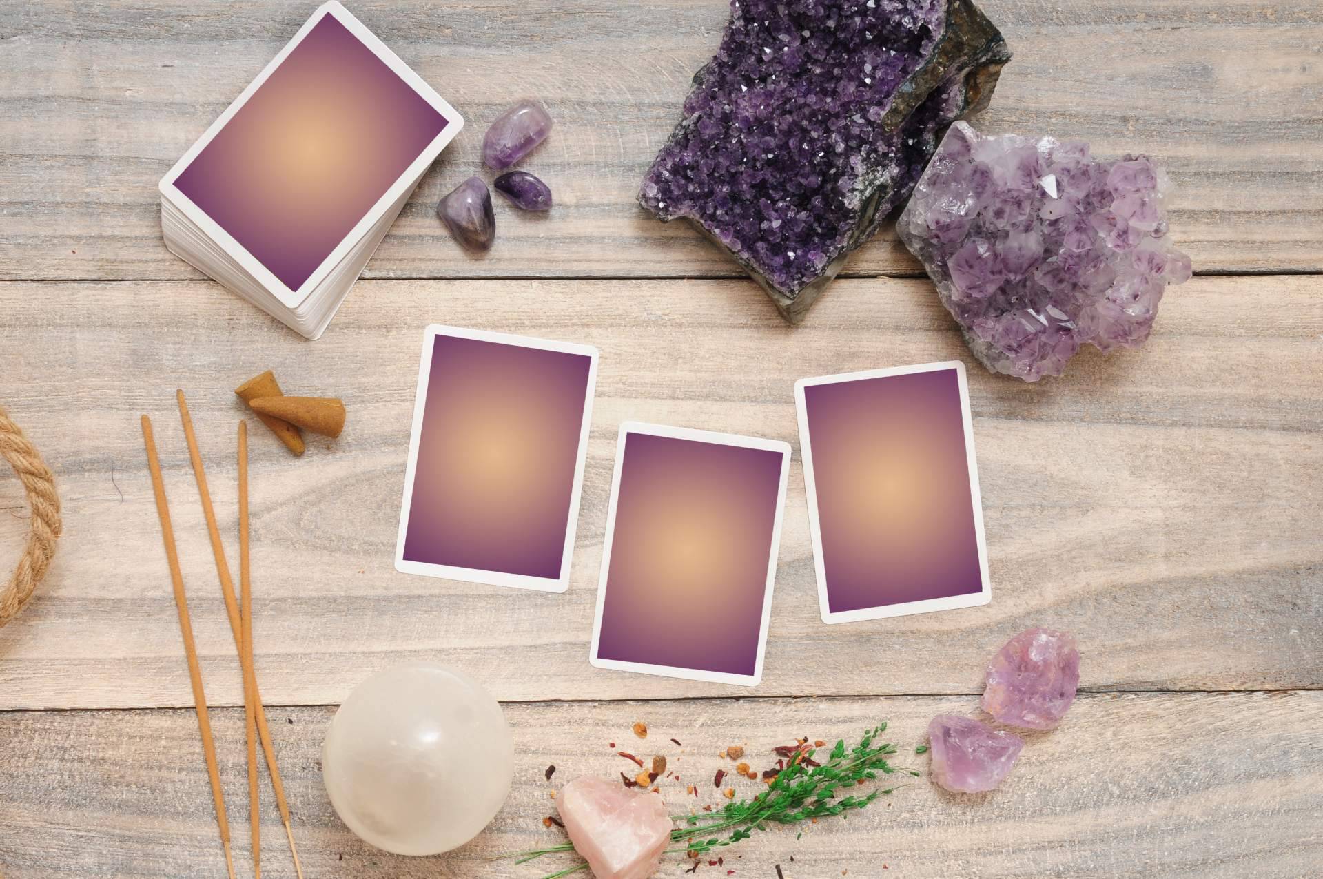 Manuela Moreno y su equipo de videntes profesionales ofrecen un servicio de tarot en La Casa del Tarot y Videncia