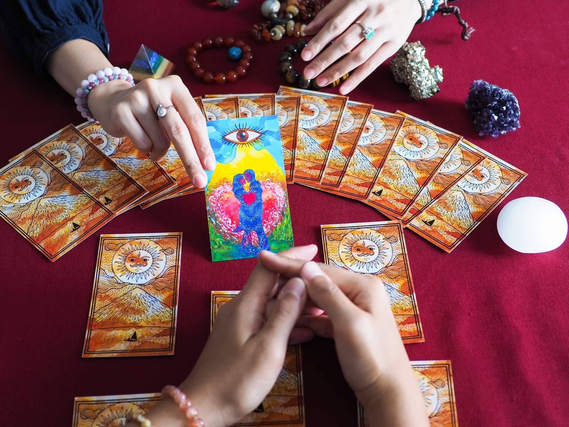 Mario Adrián en mejortarotista.es lee las cartas y brinda respuestas certeras