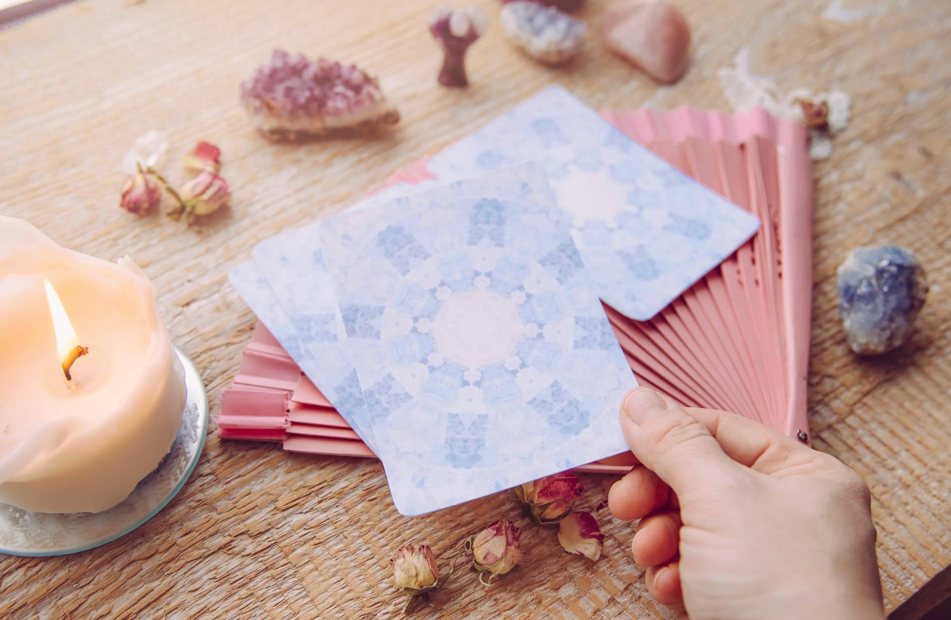 La vidente natural Rosa Sastre y las características de su Tarot Rosa Sastre