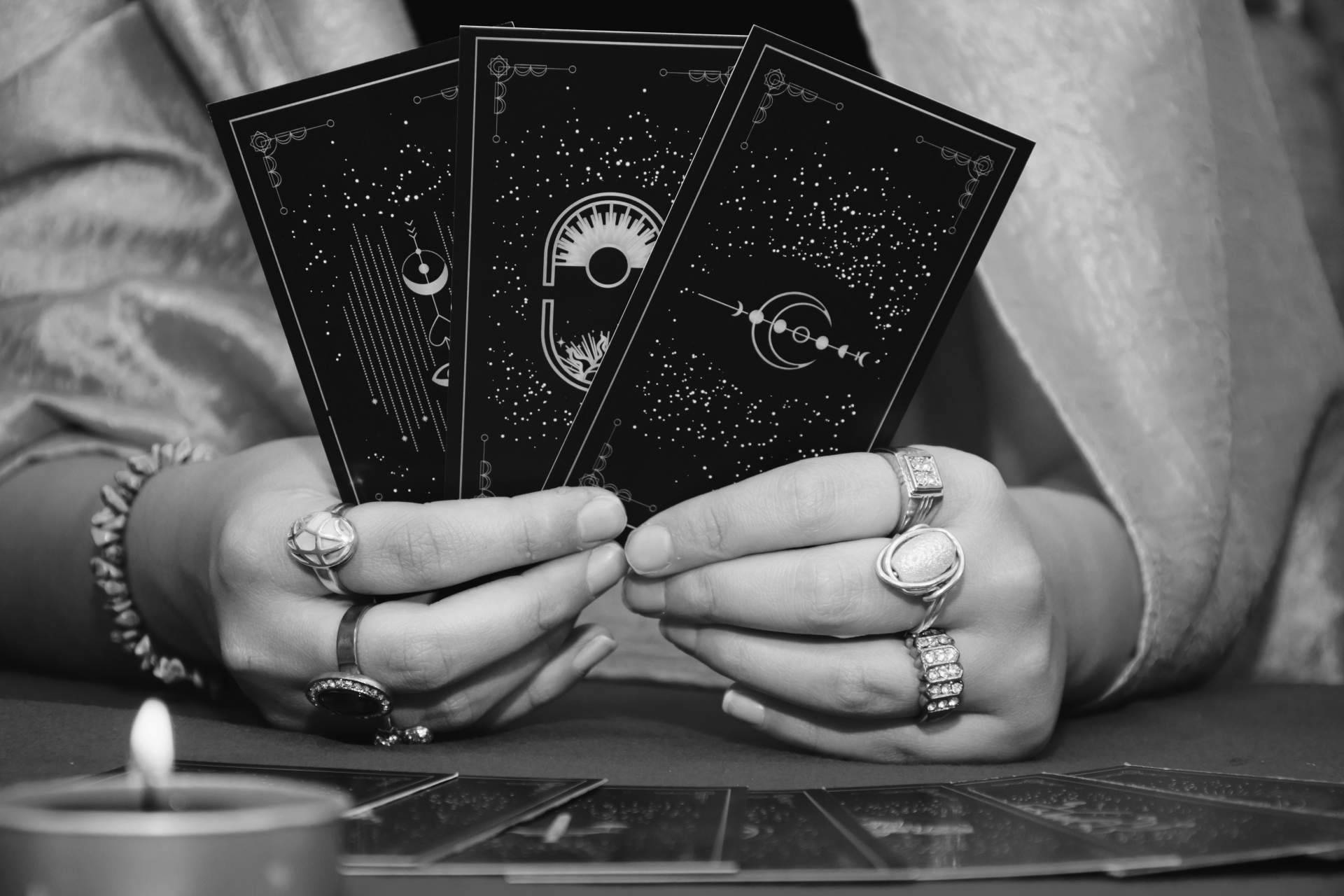 En asuntos amorosos, TarotAmor-TarotFiable ofrece un servicio de tarot fiable del amor para ayudar y asesorar a sus clientes, vía telefónica