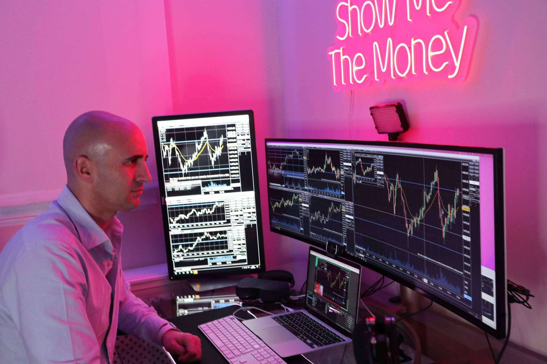 El primer trader que invierte en directo desde 2014, Víctor Gómez