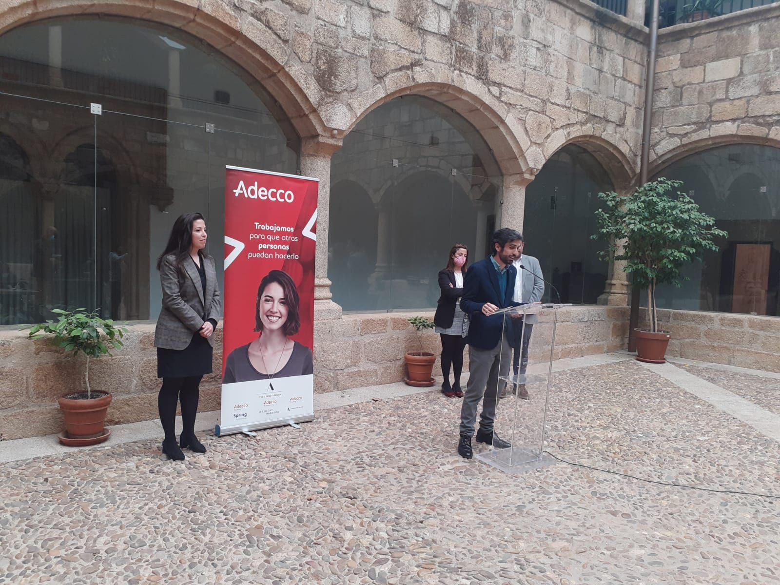 Adecco presenta en Cáceres su iniciativa solidaria relacionada con los Caminos de Guadalupe