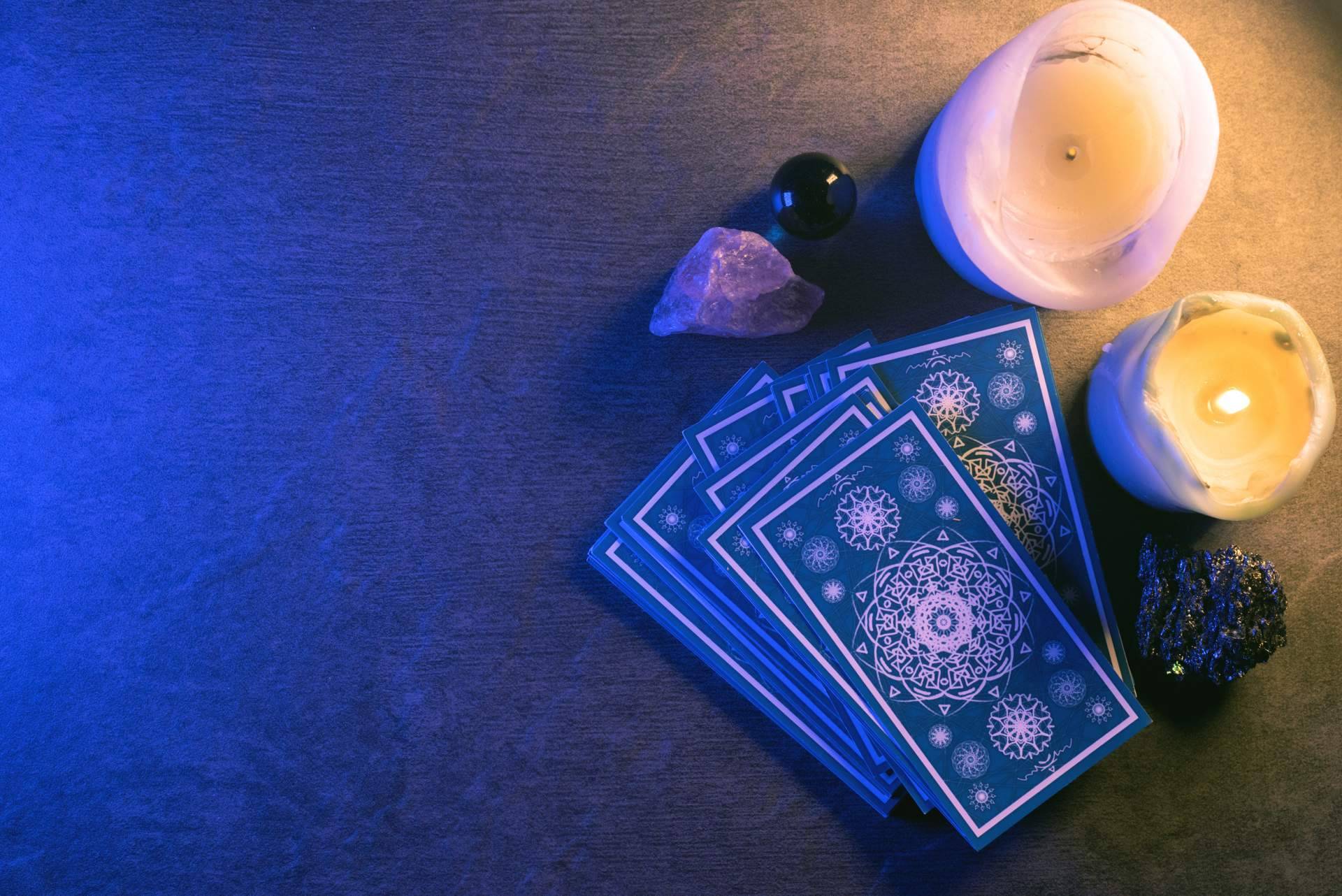 La vidente natural que ejerce sus dotes a través del tarot, la baraja española y el péndulo, Alicia Caballero