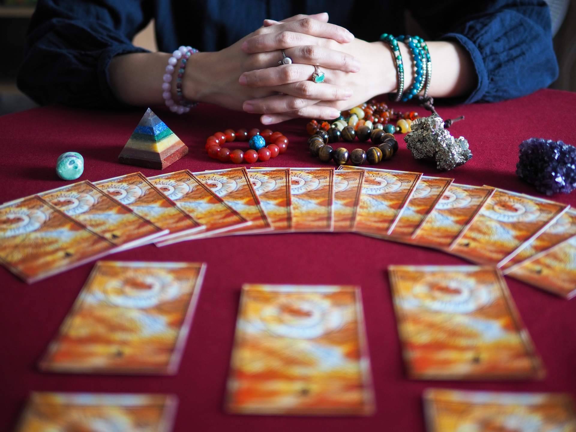 La tirada del tarot gitano de la mano de Manuela Moreno