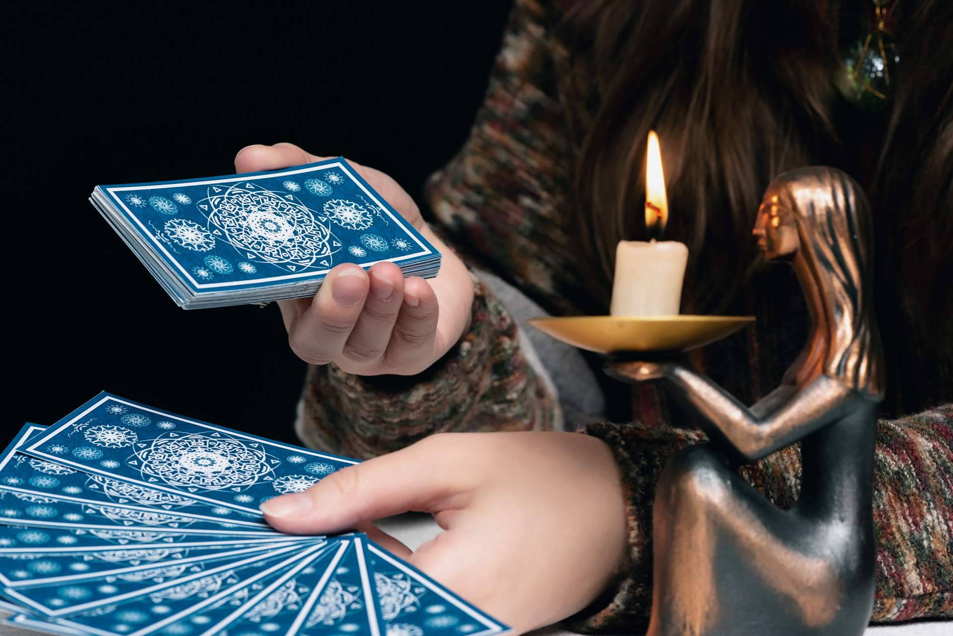¿Dónde encontrar profesionales de la lectura de cartas del tarot?, Futuro y Videncia