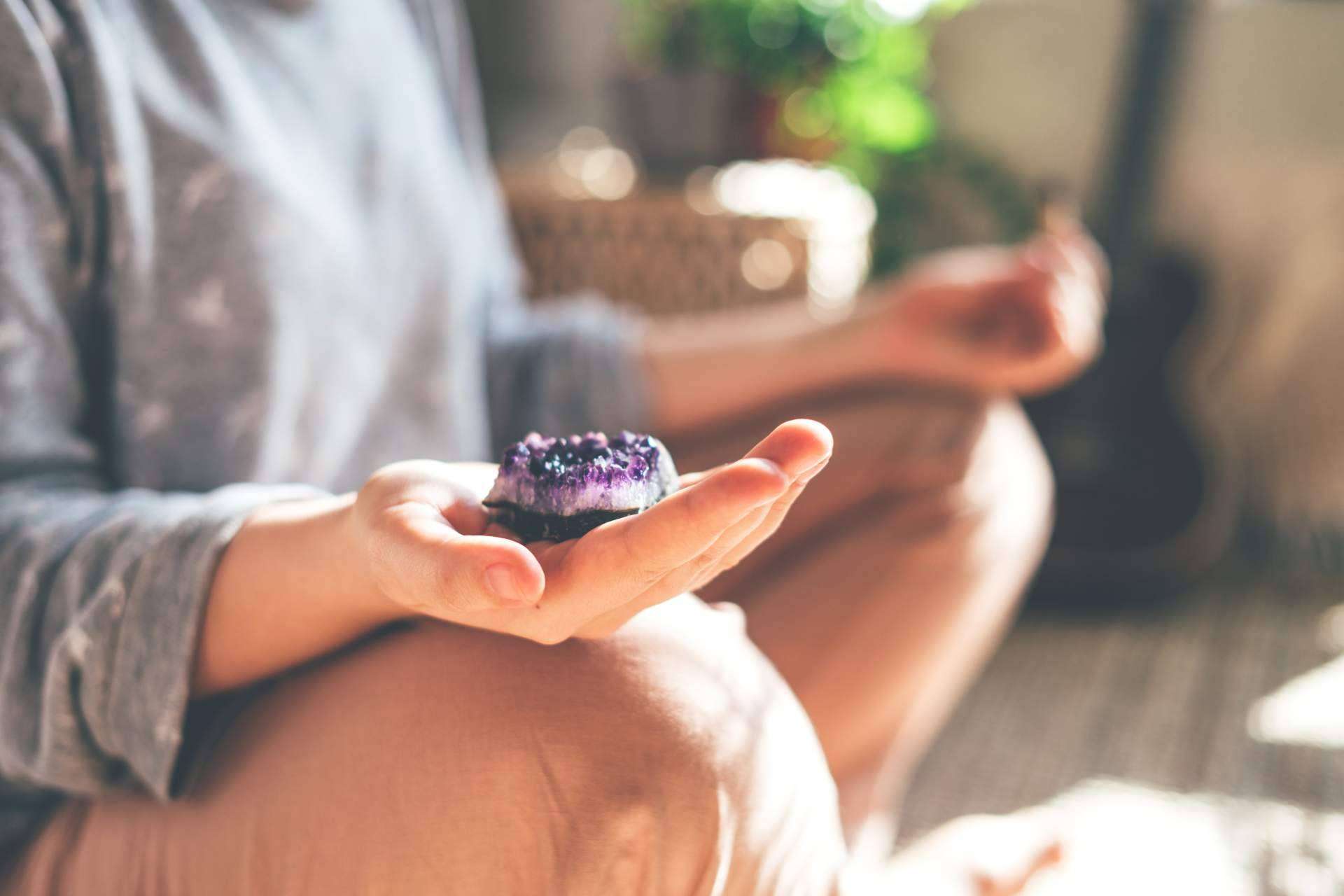 ¿Por qué es beneficioso tener una piedra amatista como amuleto?