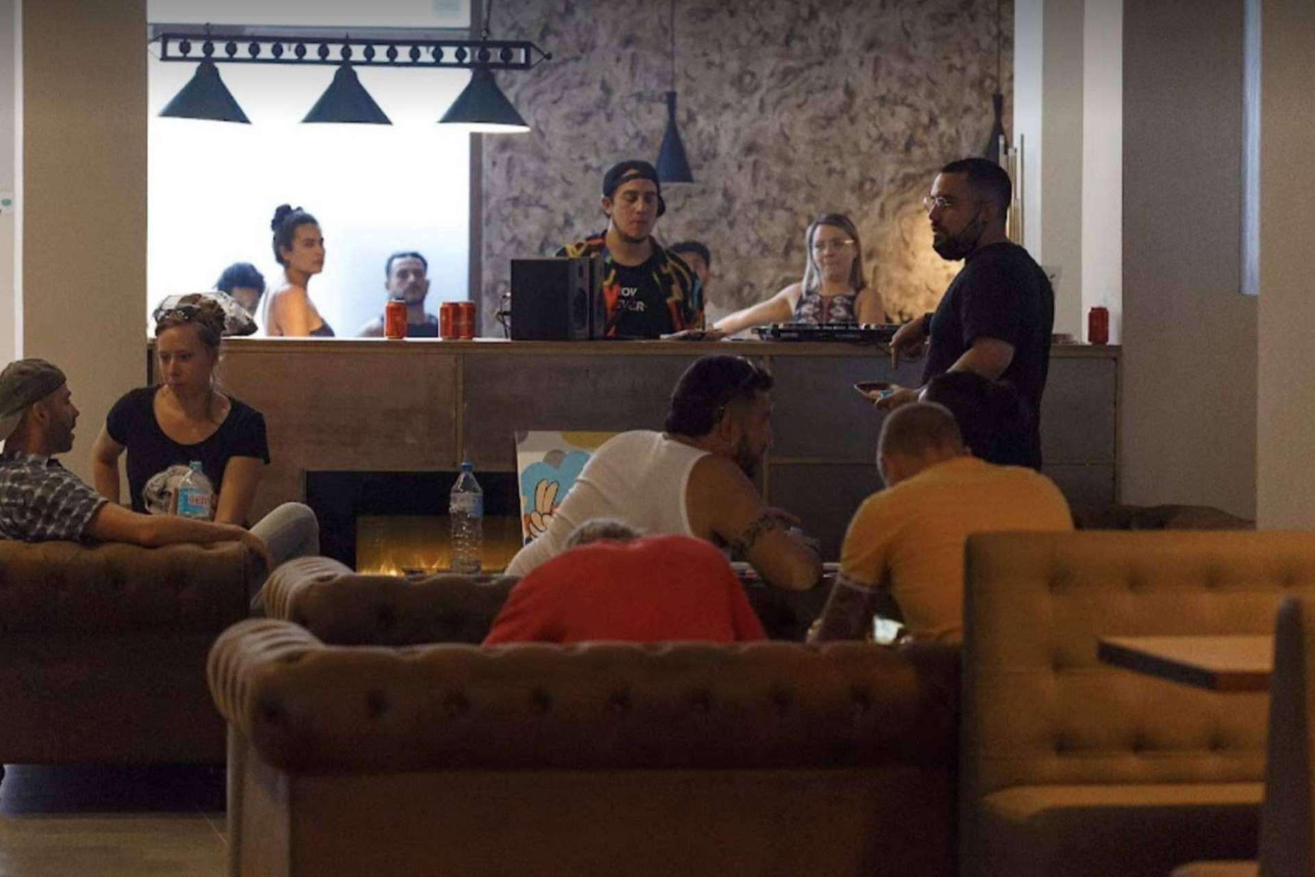 Relajarse en medio de la caótica ciudad de Barcelona, en Weed Club GV530
