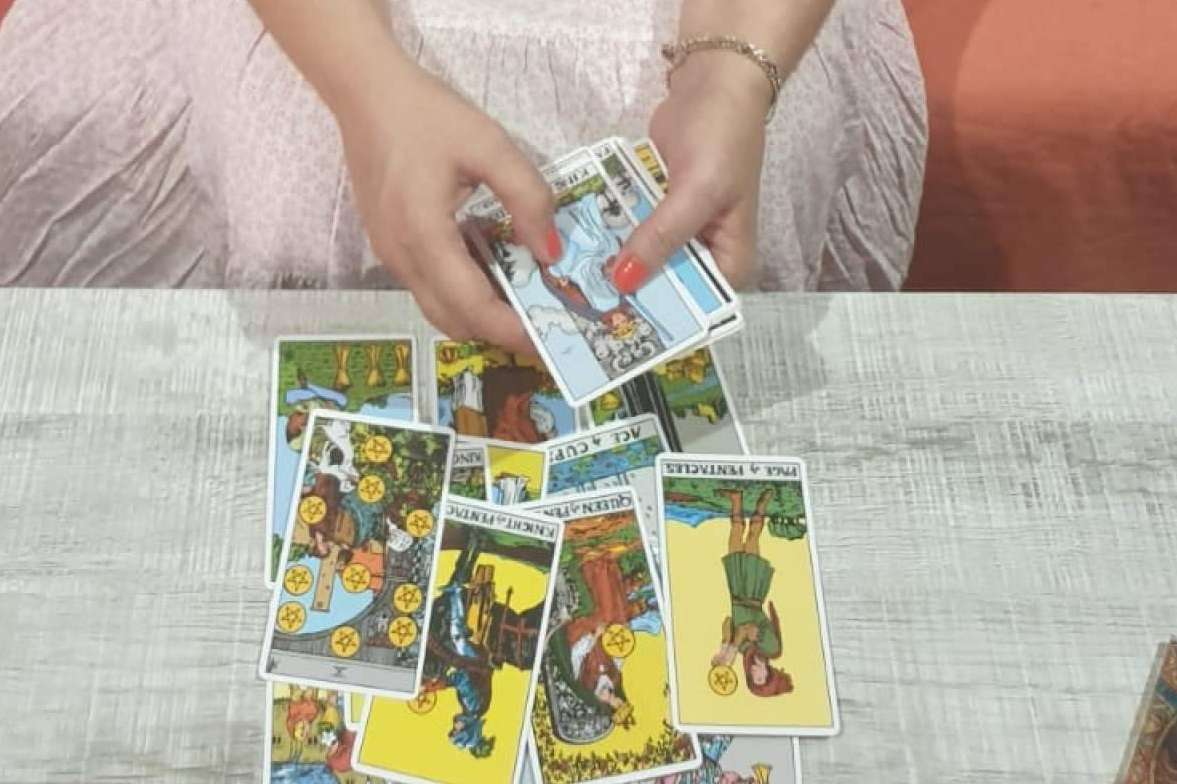 Acceder a terapias de hipnosis, regresión y sanación de útero de la mano de Tarot Diosas de la Luna