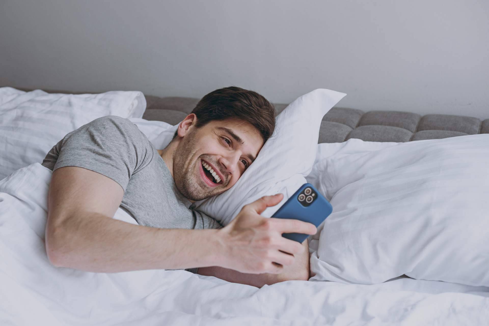 El teléfono erótico funciona como alternativa a las apps para ligar