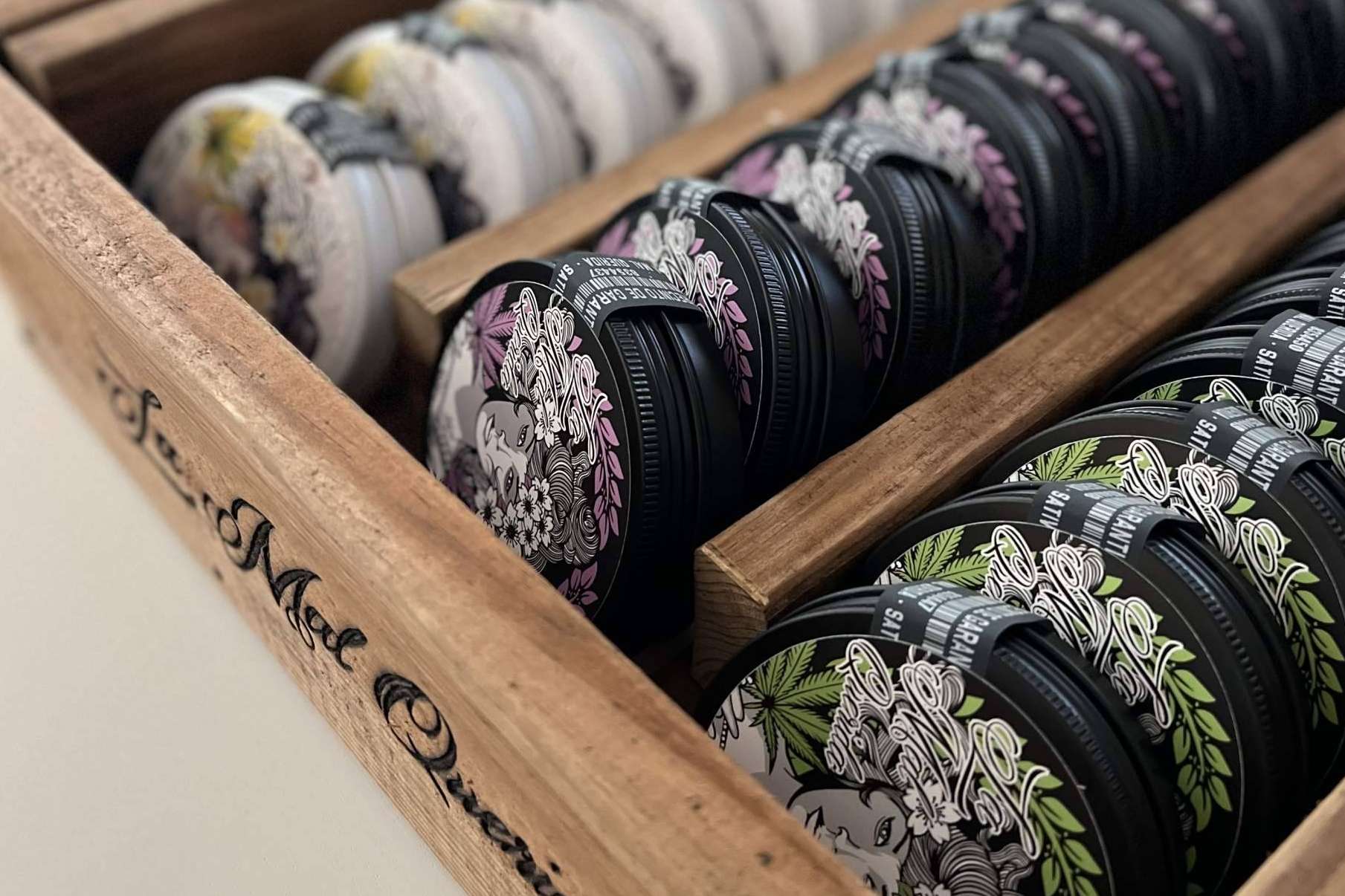 ¿Qué ofrece la máquina vending expendedora de CBD 24h con CBD FLOWERS By La Mal Querida en Sevilla?