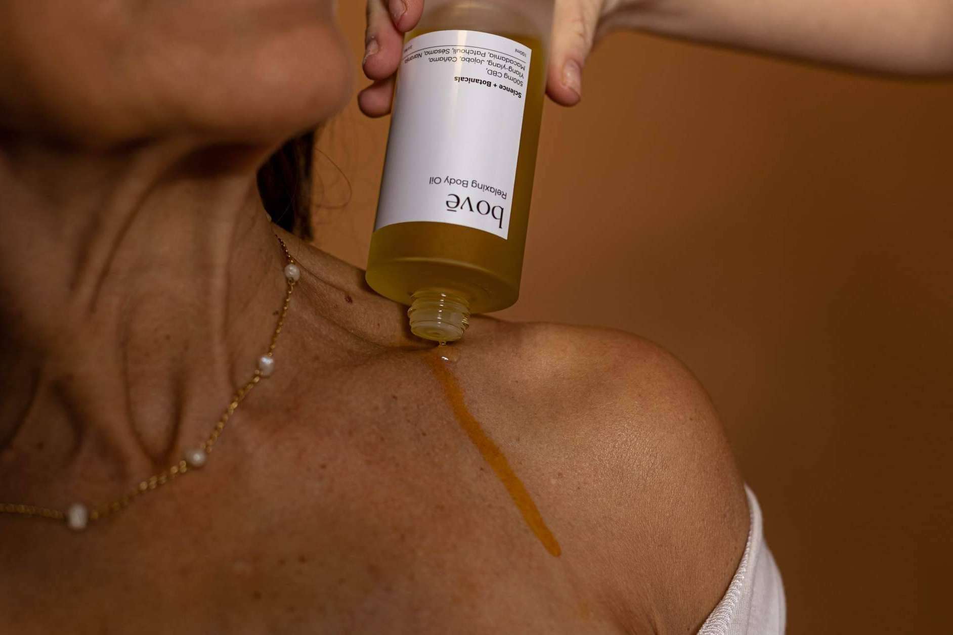 Piel más elástica y luminosa. El CBD y la cosmética plant based rejuvenecen y calman la piel