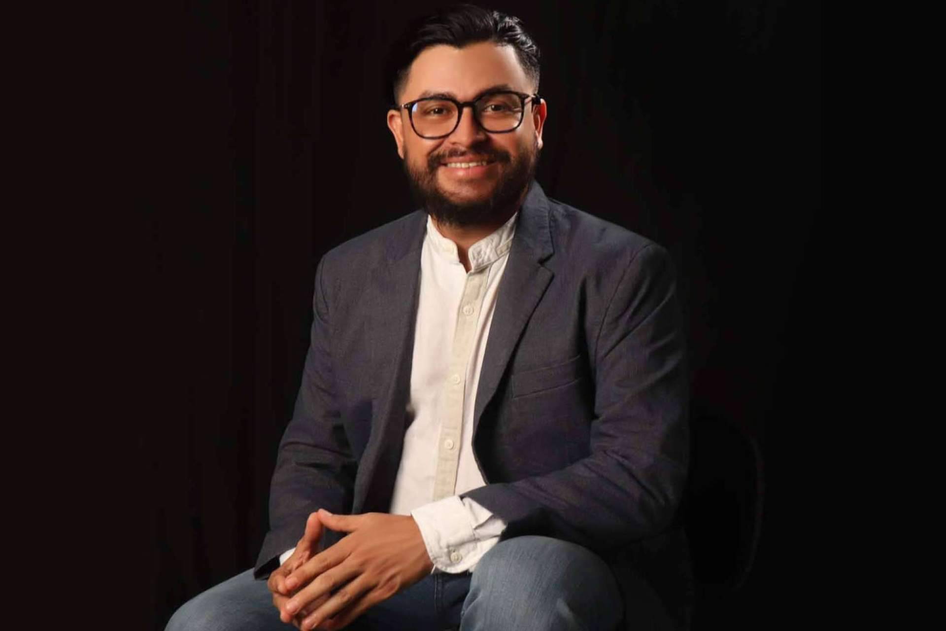 La vida del Padre Camilo Cardozo, el sacerdote influencer que viaja por el mundo para hablar de Dios y desarrollo personal