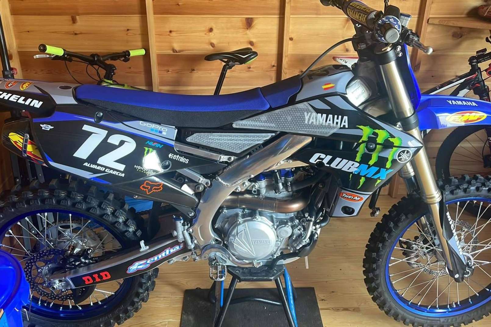 ADHESIVOSEMBARRADOS eleva el nivel del motocross con adhesivos personalizados de alta calidad