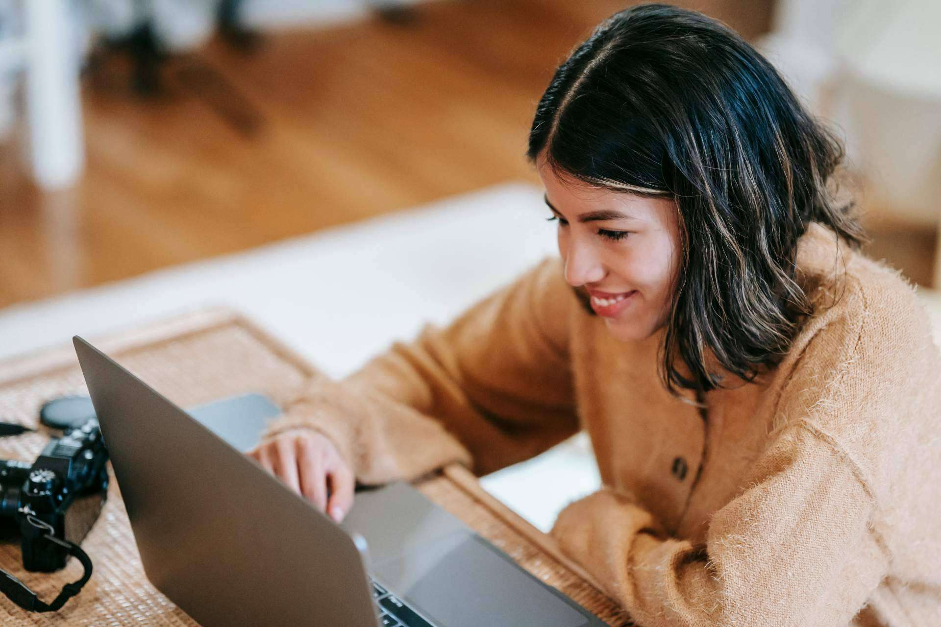 Gestiones24 ofrece soluciones digitales como gestoría online en España para certificados y trámites oficiales