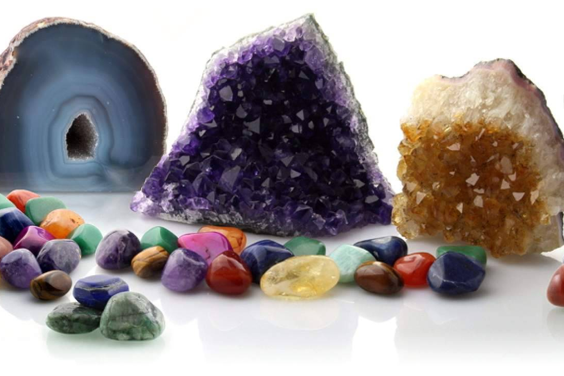 La propuesta mayorista de UniArt Minerales abarca gemas, amuletos y piezas de joyería esotérica