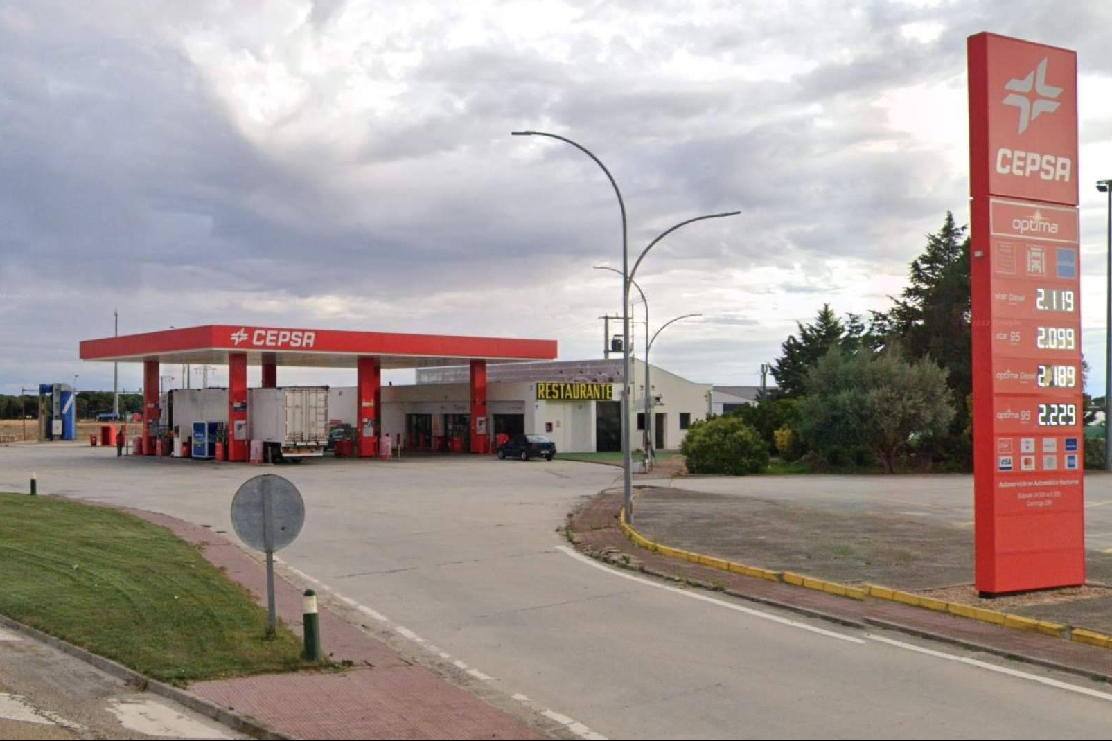 Sale a subasta una estación de servicio en explotación en Alcazarén (Valladolid) por 300.000 € junto con 3 depósitos de hidrocarburos