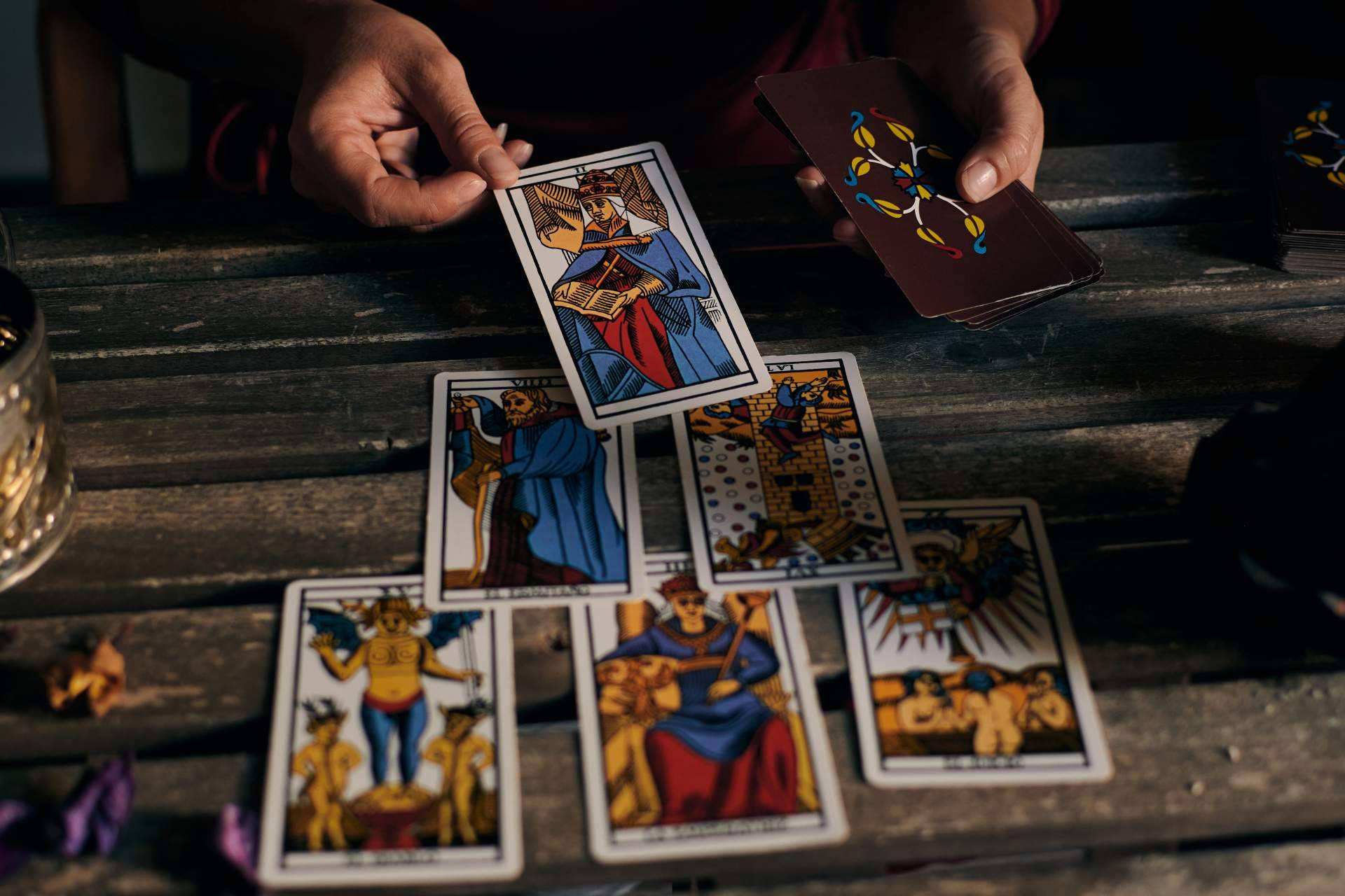 El Tarot como herramienta de autoconocimiento y sanación energética