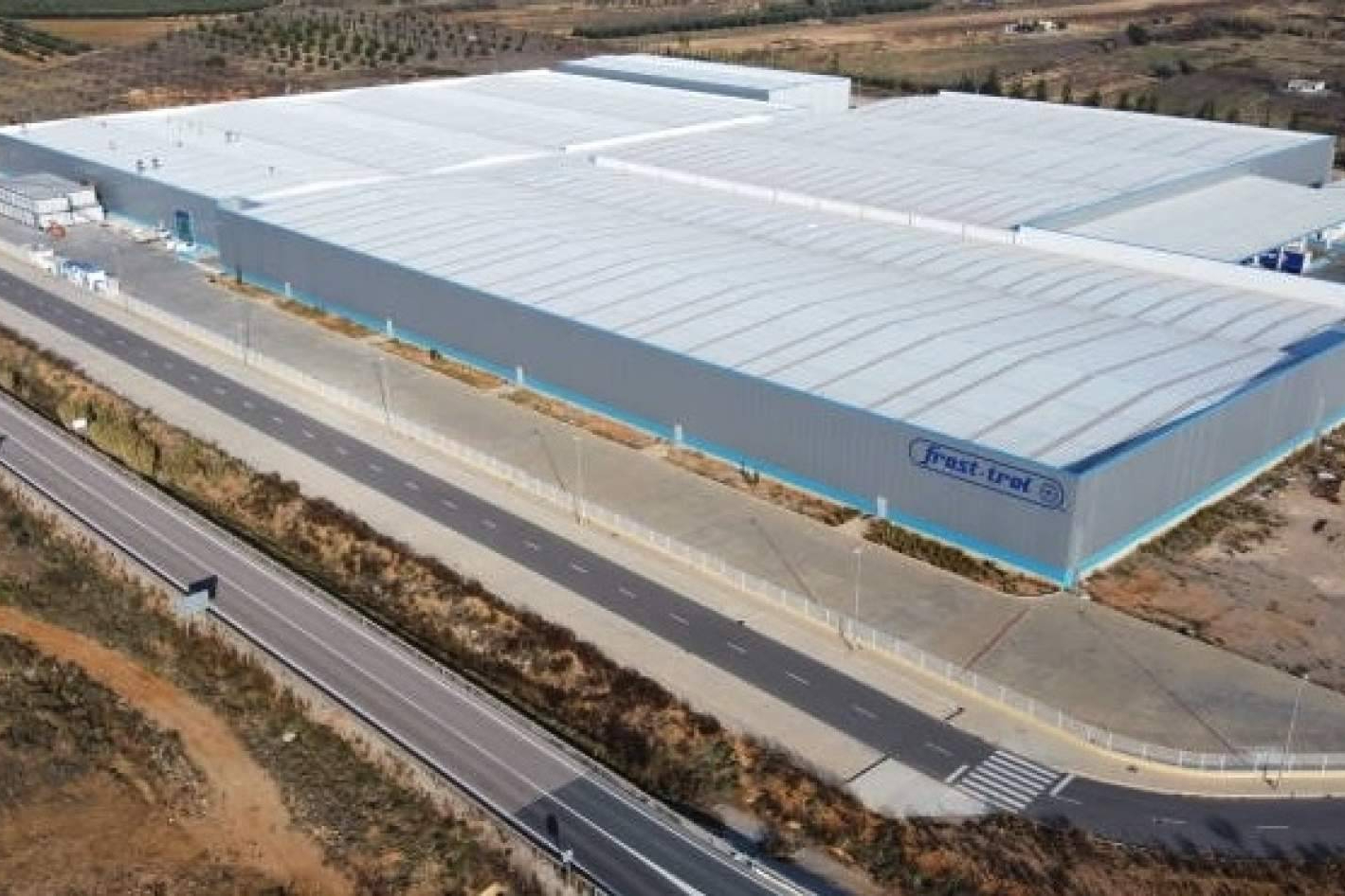 Sale a subasta la gran nave industrial de la castellonense Frost-Trol S.A con toda su maquinaria incluida