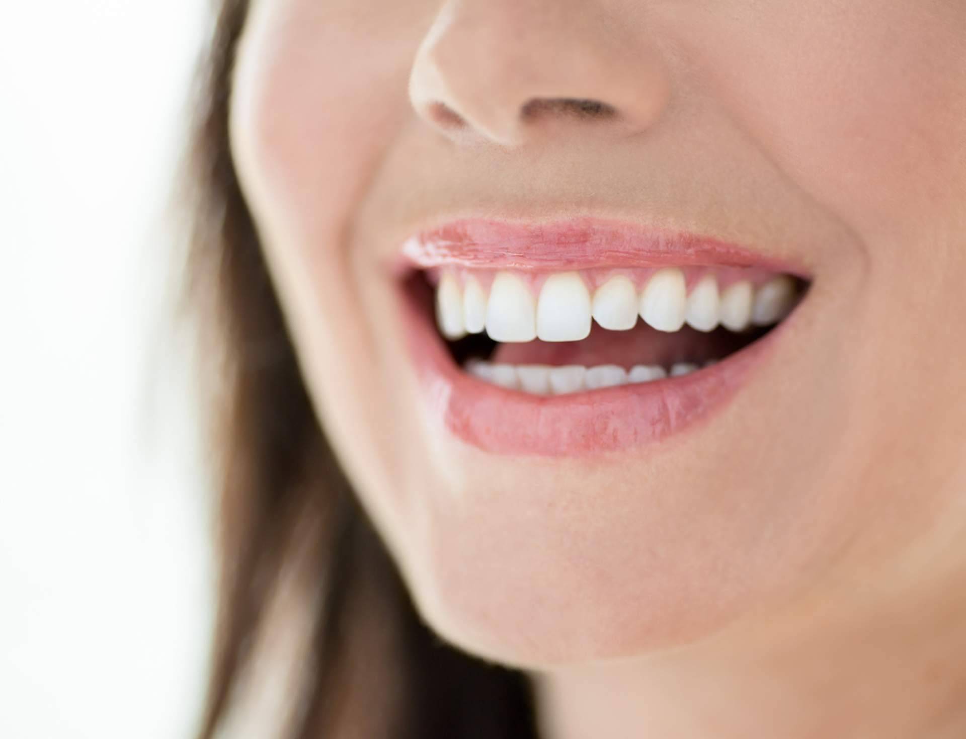 Clínica Calvo de Mora impulsa una nueva generación de carillas dentales sin desgaste dental